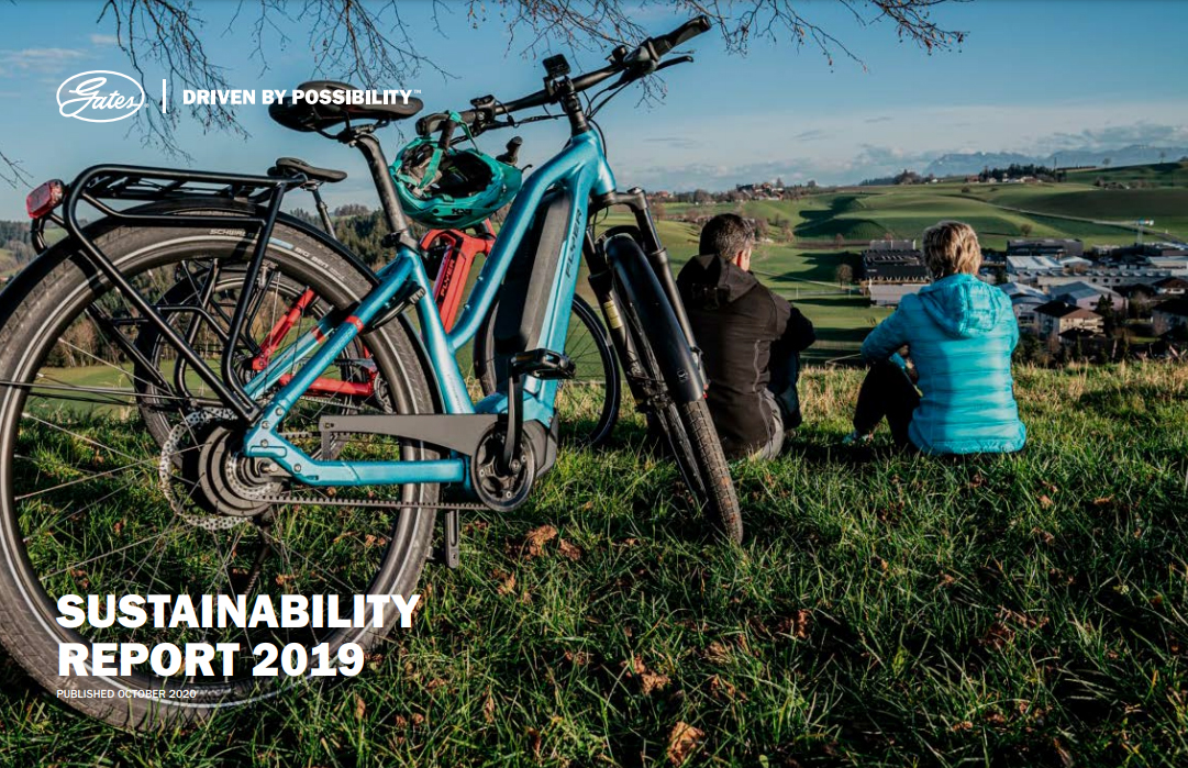 Gates Nachhaltigkeitsbericht 2019 - ein Paar sitzt auf der Wiese und schaut auf das Dorf hinunter