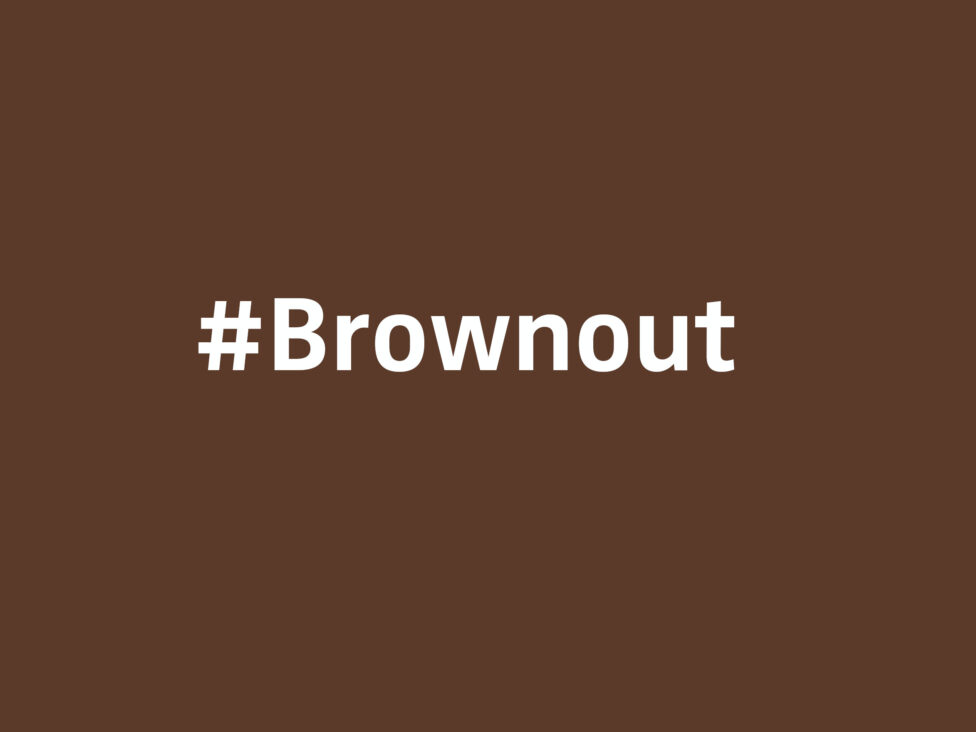 Brauner Hintergrund mit dem Schriftzug #Brownout in weiß
