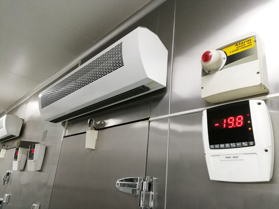 Blick auf die Temperaturanzeige eines Kühllagers bei einem Tiefkühlkostspezialisten